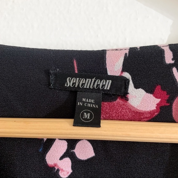 Floral romper with long sleeves and v neckline - Picture 4 of 8